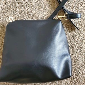 Women' s casual hanging bag medium size with zipper and a pocket inside.